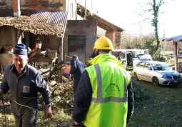 Volontari al lavoro nella casa Fornero